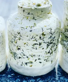 “Toprak altında olgunlaşmış, yöresel otlarla zenginleştirilmiş geleneksel Van Toprak Altı (Küp) Otlu Peyniri – doğal ve katkısız lezzet.”